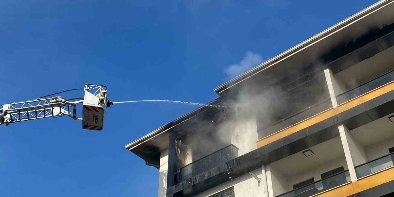 5 Katlı Apartmanın En Üst Katında Yangın Çıktı