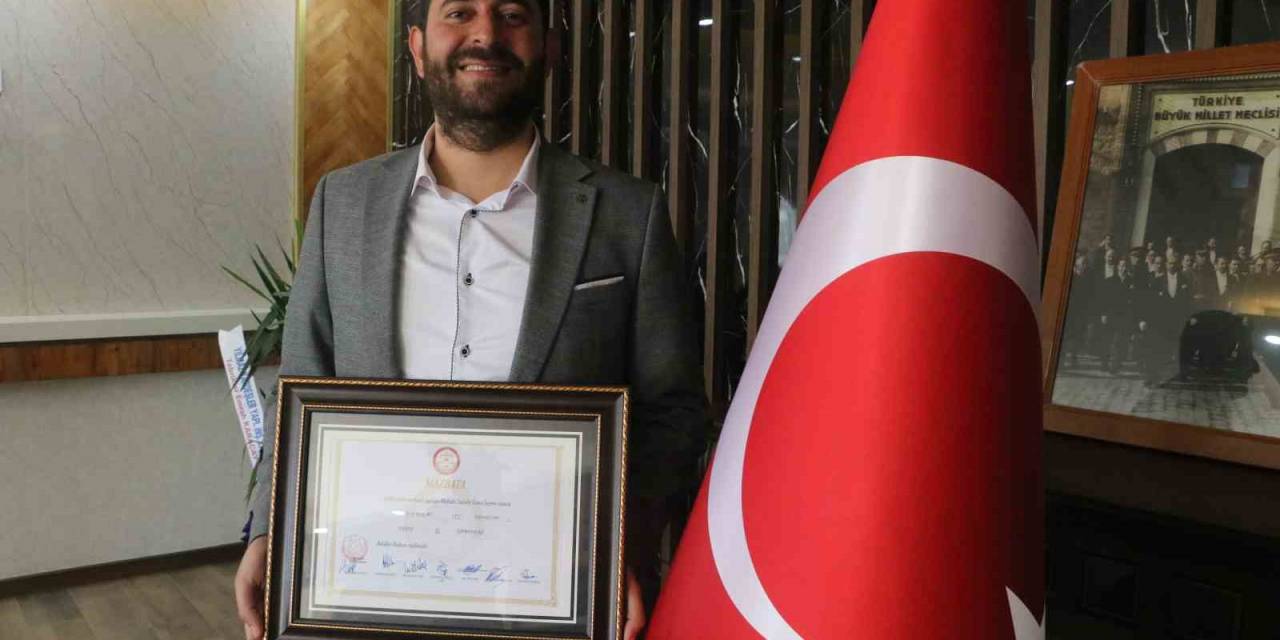 Tip’in Kazandığı Tek Belediyede Başkan Karaçay, Mazbatasını Alarak Göreve Ulaştı