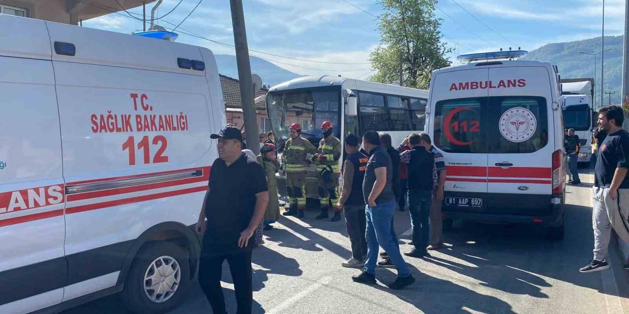 Halk Otobüsü Direğe Çarptı 12 Yaralı