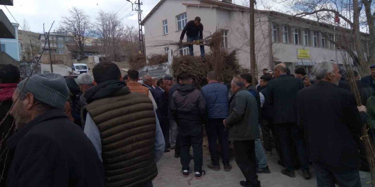 Özalp’ta Çiftçilere Meyve Fidanı Dağıtımı