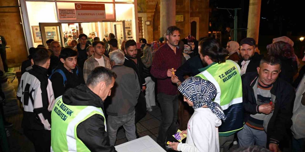 Bozüyük Belediyesi’nden Kadir Gecesi’nde Şeker İkramı