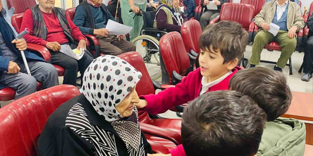 Minik Öğrenciler Büyüklerini Unutmadı