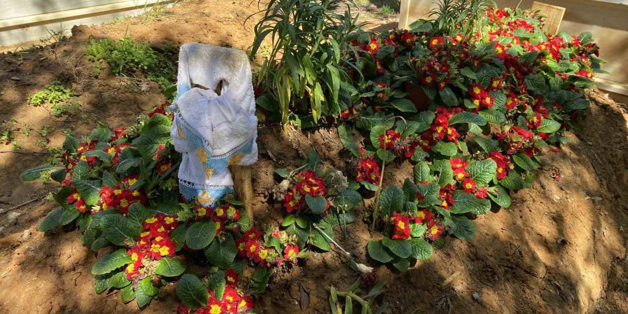 En Acı Bayram, Oğuz Murat Aci’nin Eşi Ve Babası Mezarı Başında Gözyaşlarıyla Anlattı: “Oğlum Hiçbir Zaman Babasının Elini Öpemeyecek”