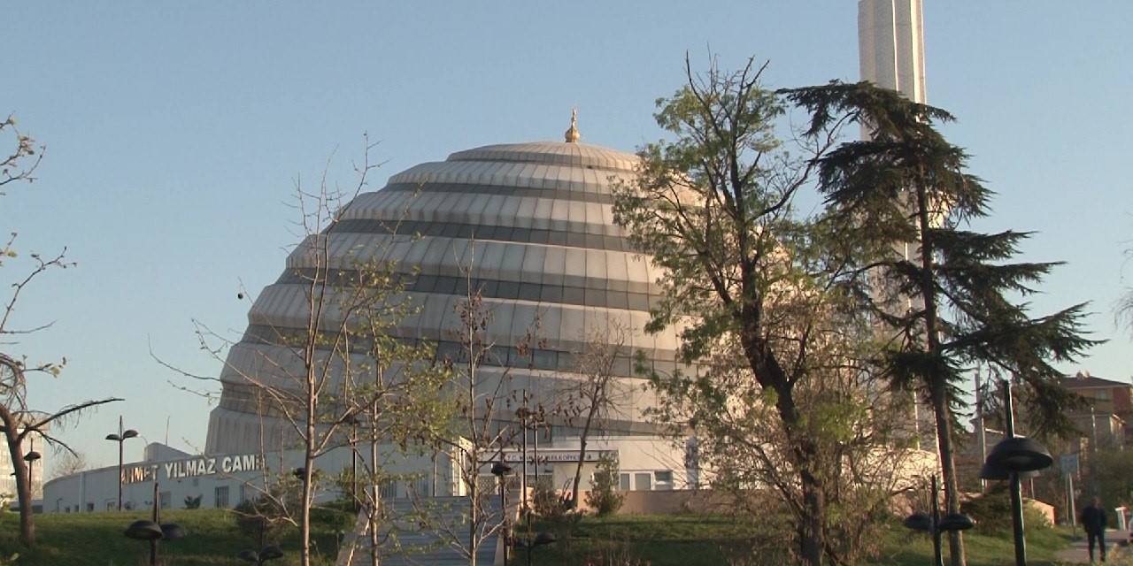 Hem Mimarisiyle Hem De Minaresiyle İlgi Çekiyor