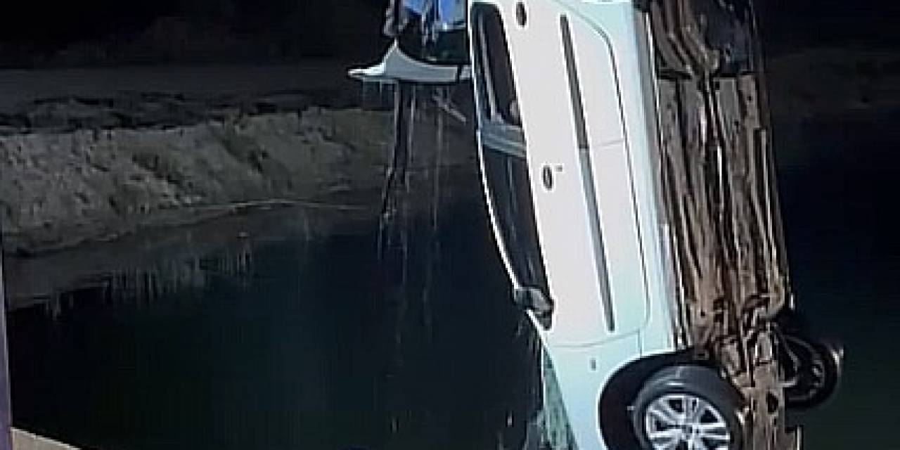 Otomobil Köprüden Suya Uçtu: 2 Ölü