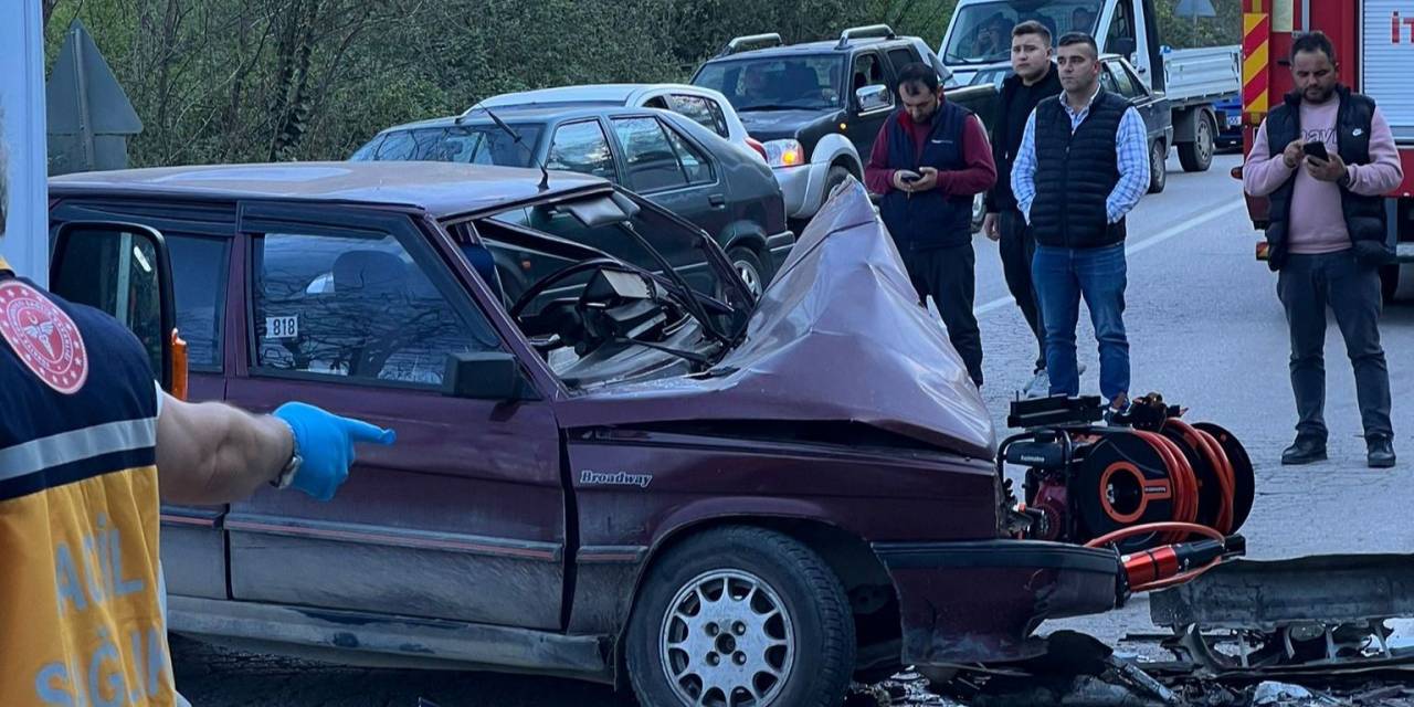 Ordu’da İki Otomobil Kafa Kafaya Çarpıştı: 9 Yaralı