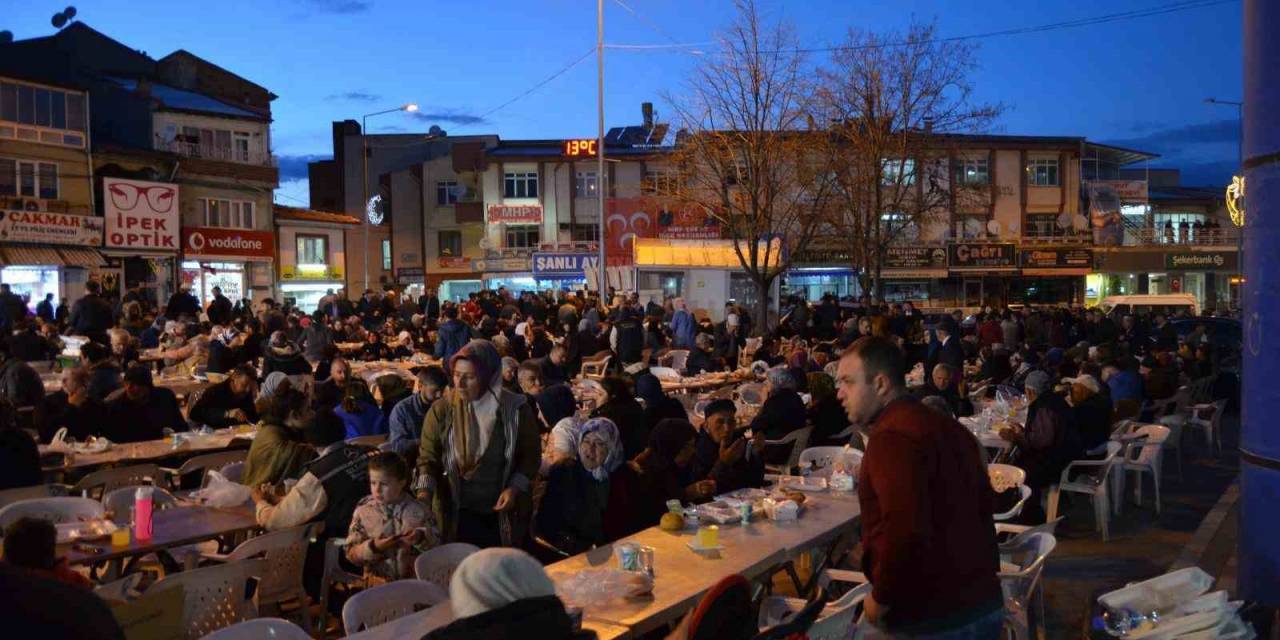 İmece Usulü İle 3 Bin Kişilik İftar Yaptılar