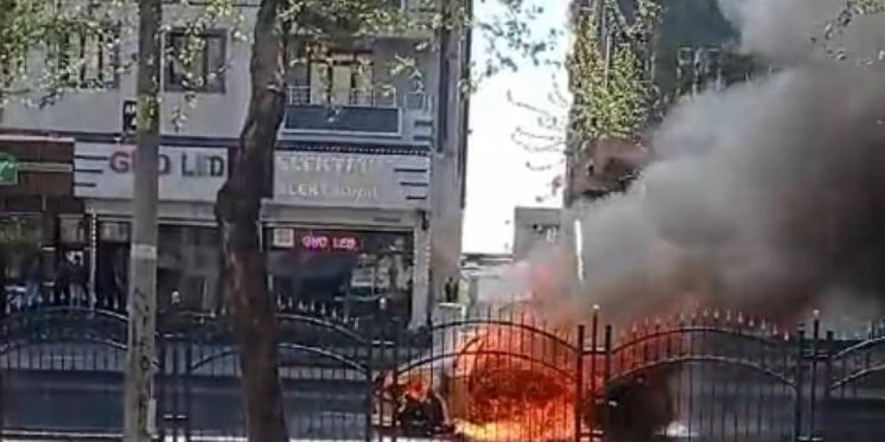 Hareket Halindeki Ticari Taksi Alev Alev Yandı