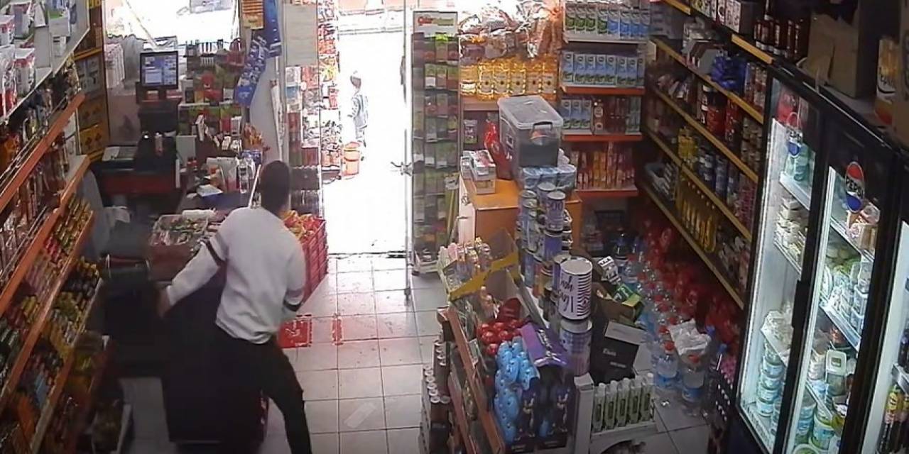 Caddeye Uçan Balonun Peşinden Koşan Oğlunu Ezilmekten Son Anda Kurtardı