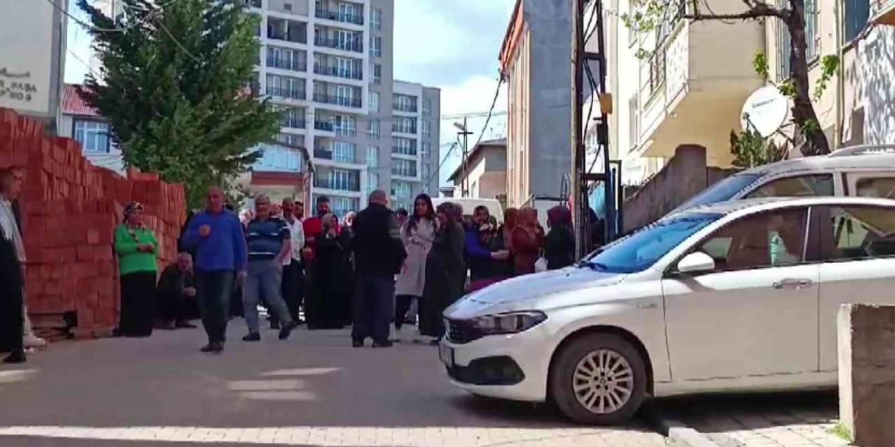 Sancaktepe’de Aile Dehşeti: Annesini Ve Abisini Öldürdü, Babası Ve Kız Kardeşini Yaraladı