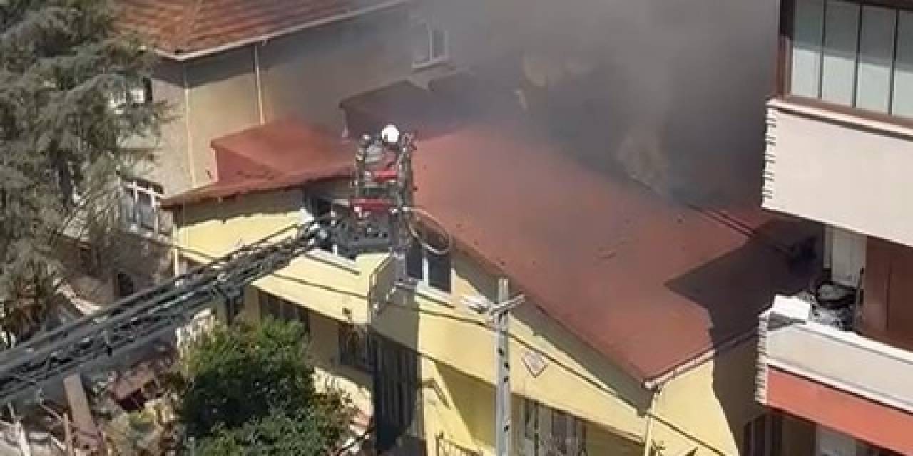 Ümraniye’de Alev Alev Yanan Evde Mahsur Kalanlar Komşuları Tarafından Kurtarıldı