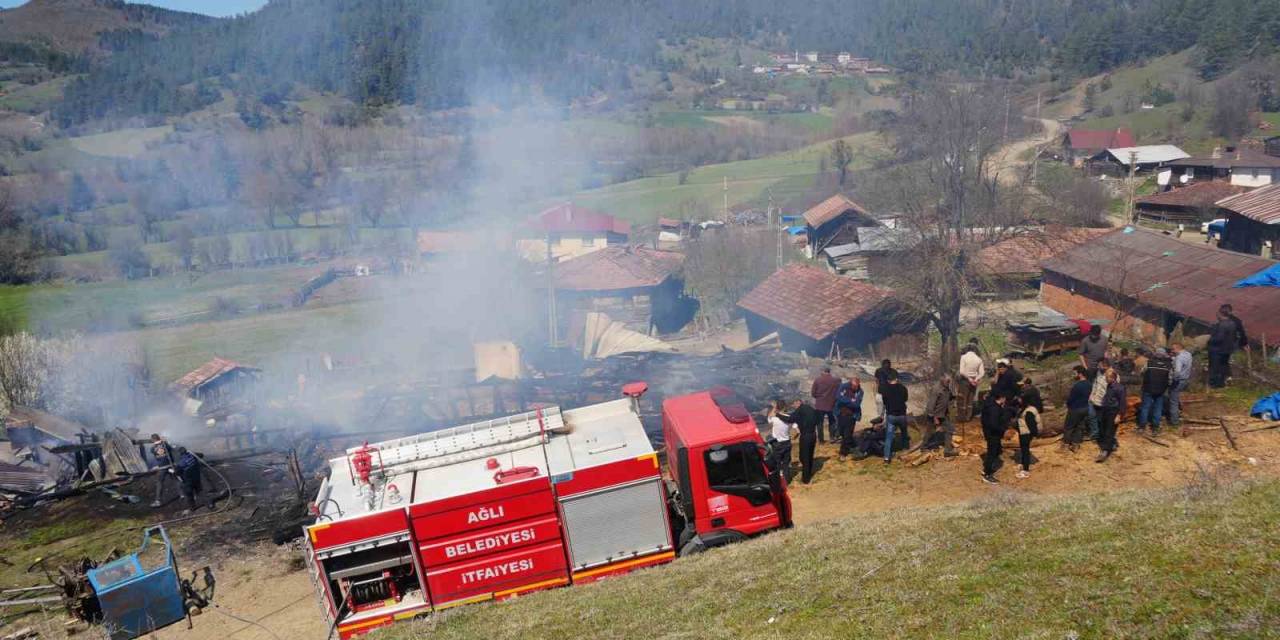 Alevlere Teslim Olan Ev, Atölye, Ahır Ve Garaj Küle Döndü