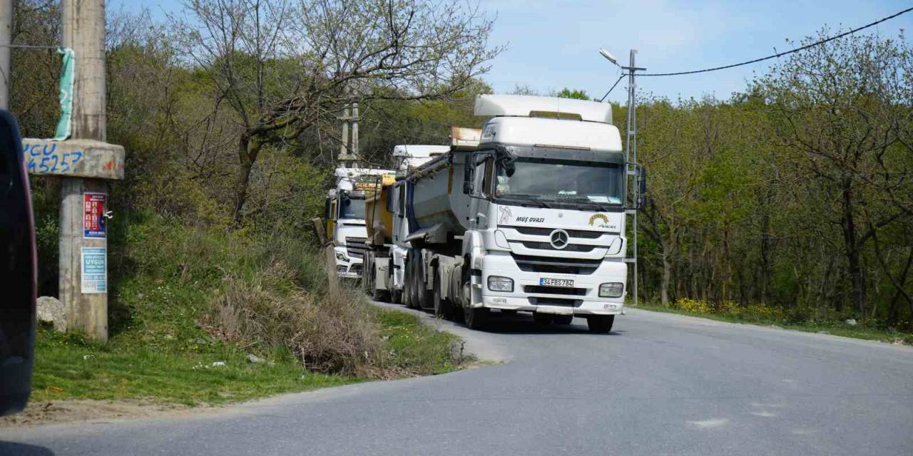Arnavutköy’de Otomobilleriyle Yolu Kapatıp, Hafriyat Kamyonlarının Mahallelerinden Geçmesine Tepki Gösterdiler