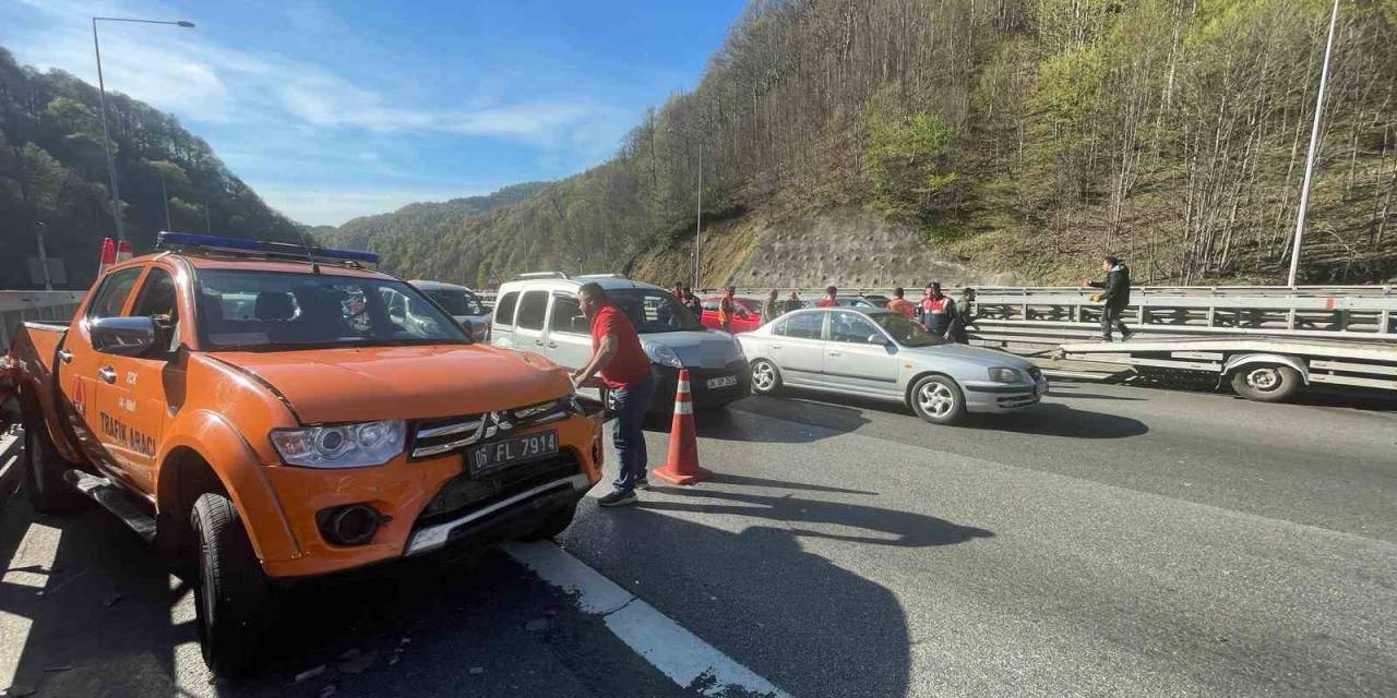 Tatil Yolunda Zincirleme Kaza: 3 Yaralı