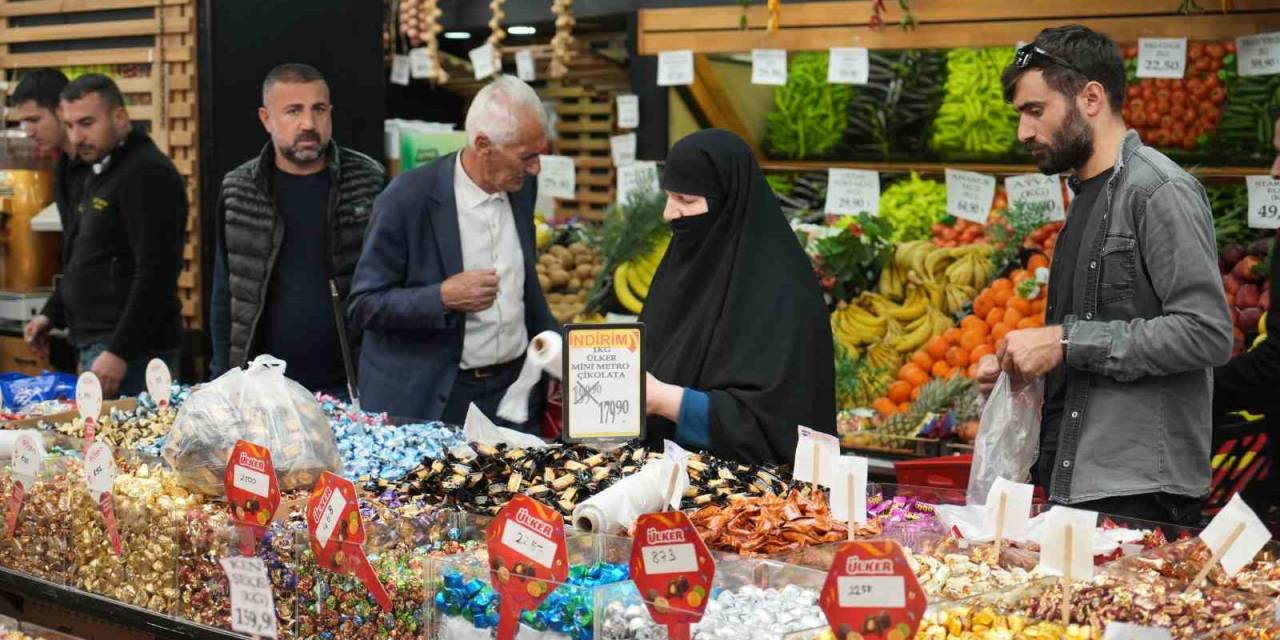 Bayram Şekerleri Ve Çikolatalar Tezgahları Renklendirdi