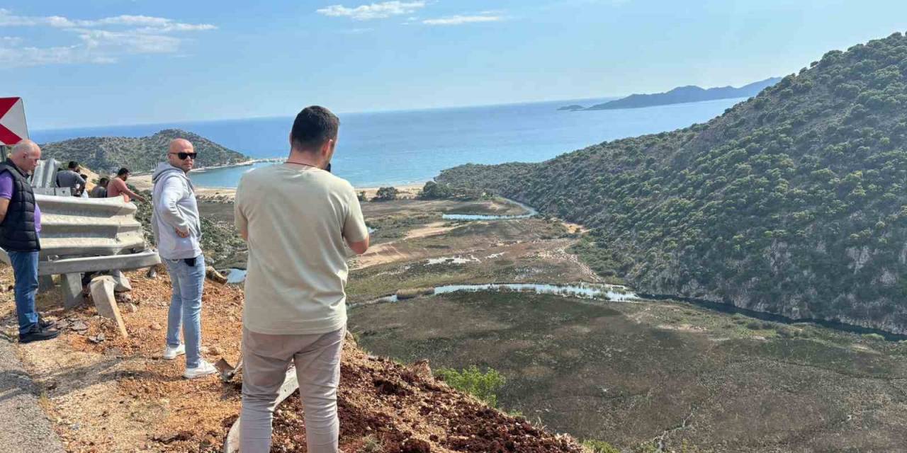 Bariyerlere Çarpan Kamyon 50 Metrelik Uçurumdan Yuvarlandı: 1 Ölü