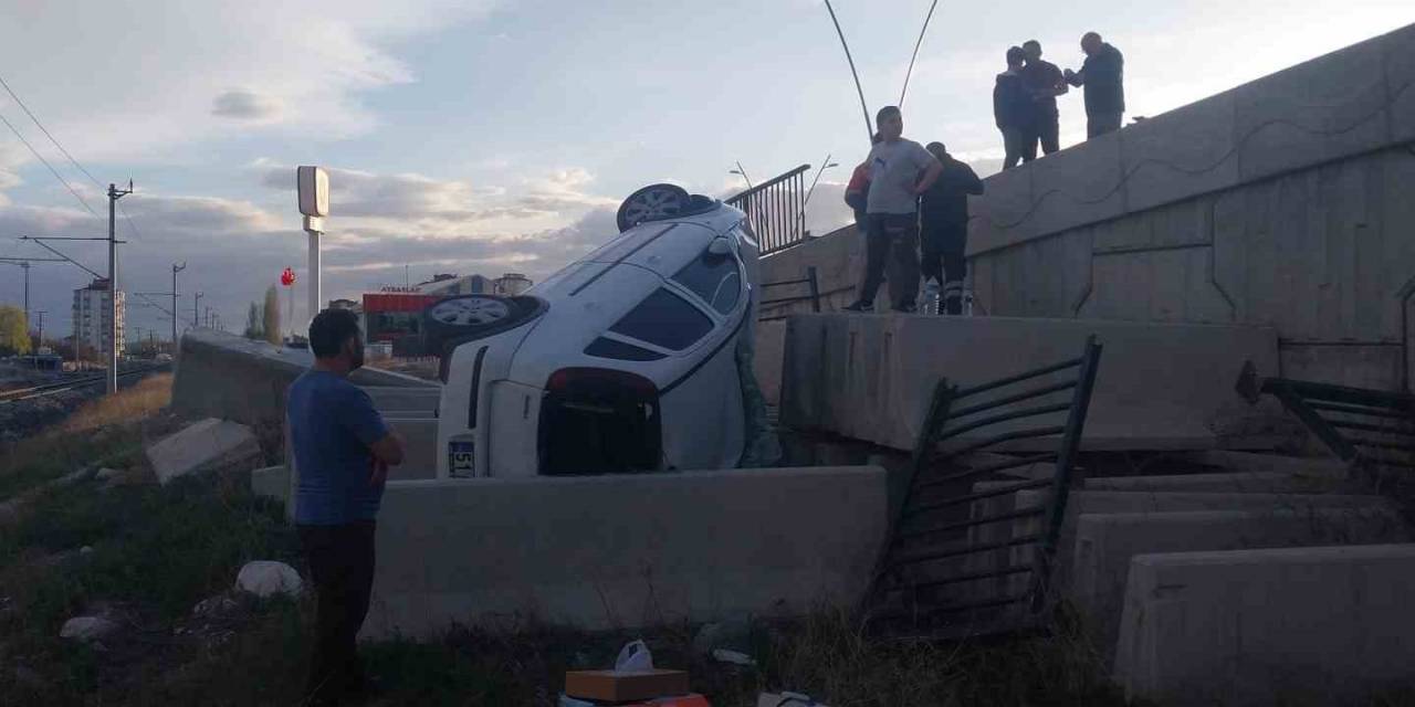 Kontrolden Çıkan Otomobil Üst Geçitten Düştü: 1 Yaralı