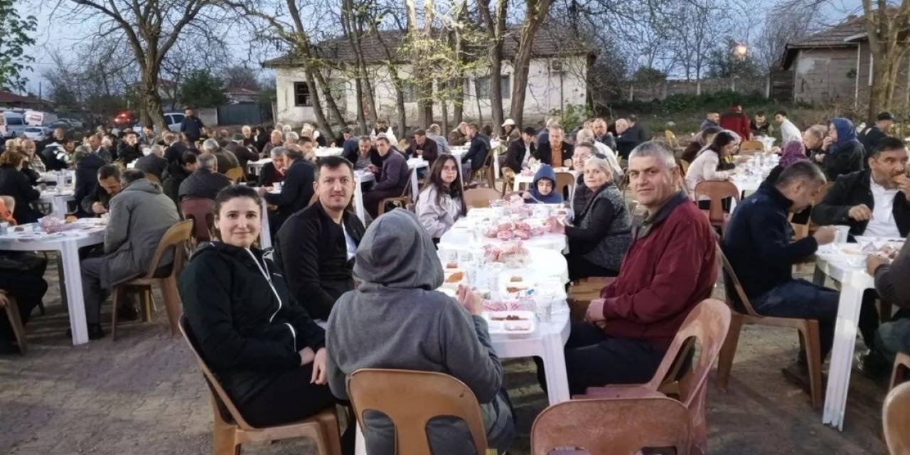 Lüleburgaz’da Yeniden Seçilen Muhtar Köylüleri İçin İftar Programı Düzenledi