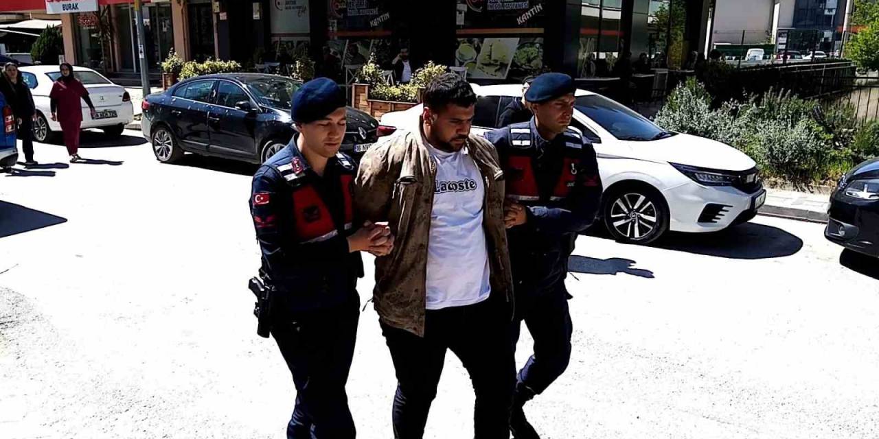 Şaka Yapan Arkadaşını Bıçakla Ağır Yaraladı