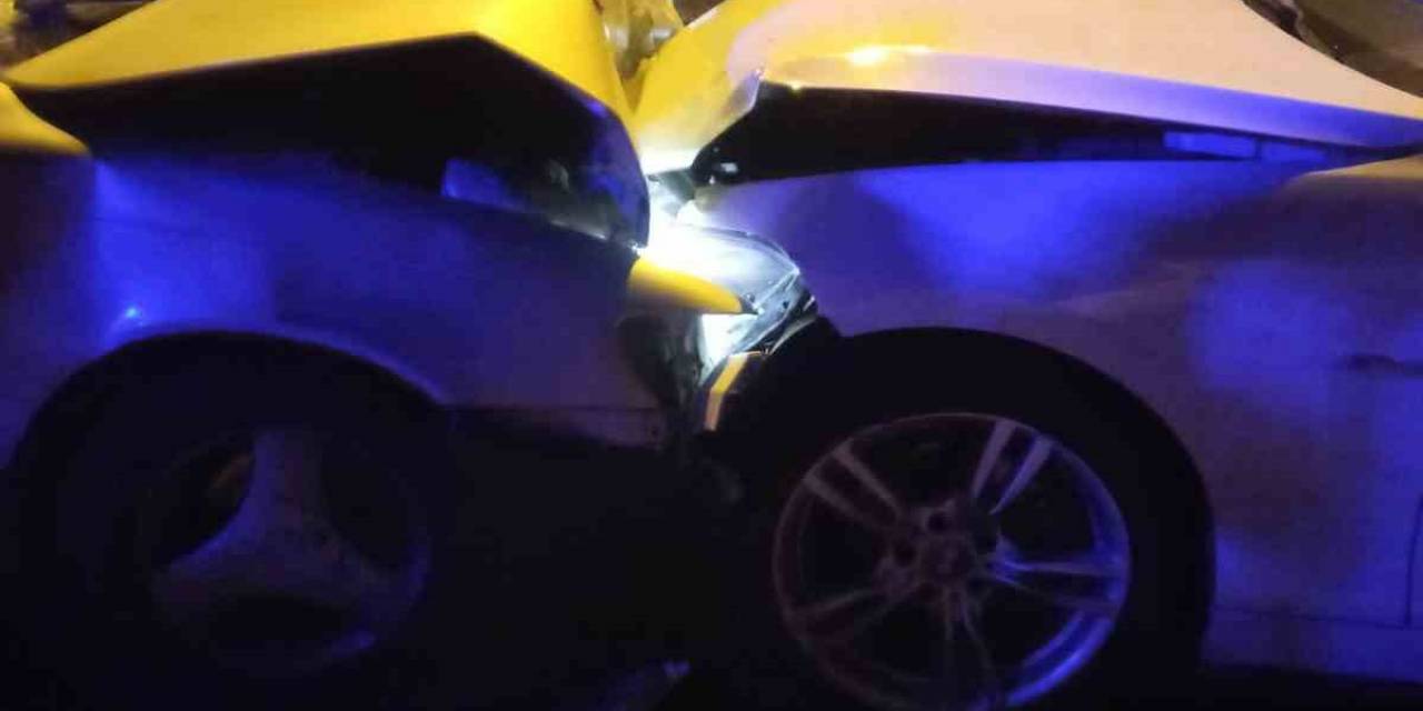 Muş’ta İki Araç Kafa Kafaya Çarpıştı