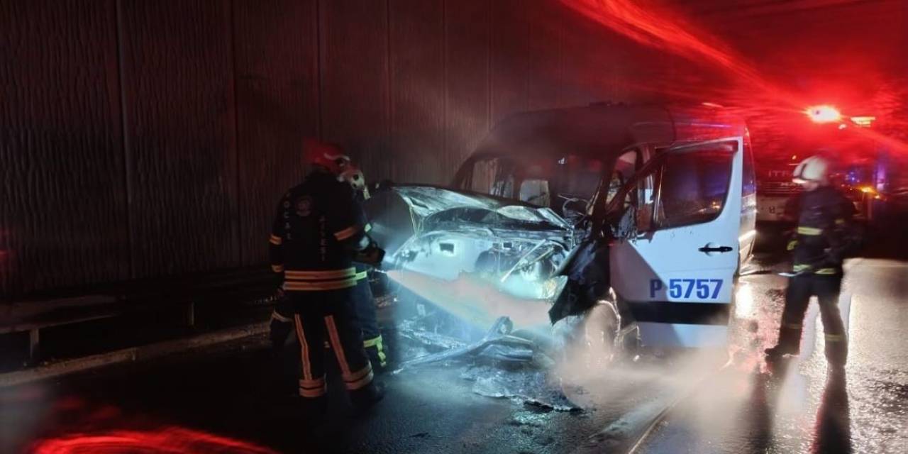 Seyir Halindeki İşçi Servisi Yandı, Karayolu Duman Altında Kaldı
