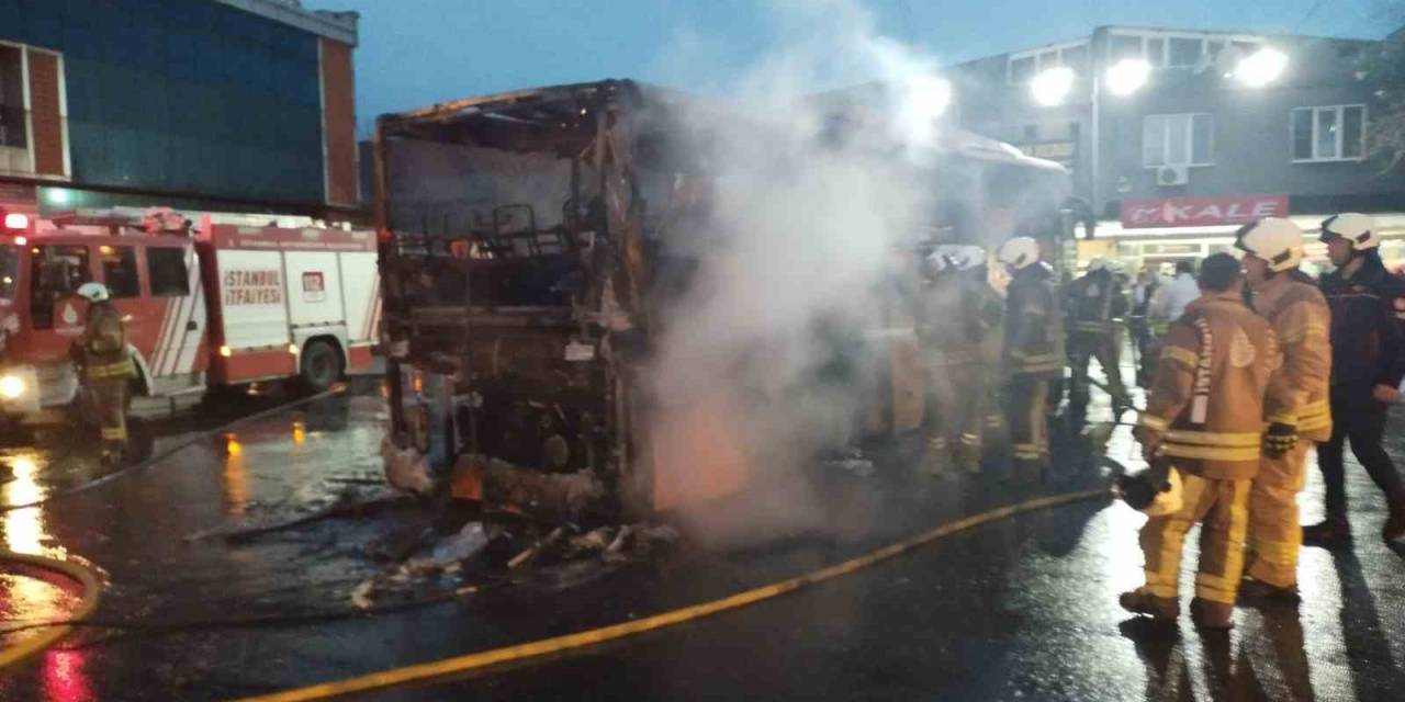 Ümraniye’de Birbirine Yakın Noktalarda Peş Peşe Otobüs Yangını