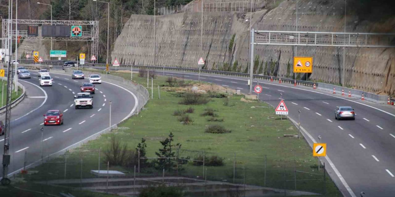 Bayram İçin Yola Çıkan Tatilcilerin Otoyoldaki Akıcı Yoğunluğu Sürüyor