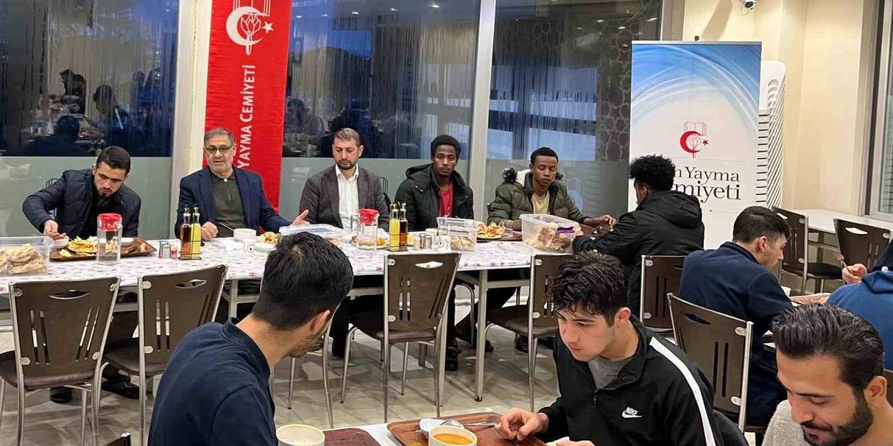 Kars İlim Yayma Cemiyeti Öğrencilerle İftarda Bir Araya Geldi