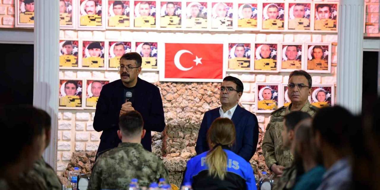 Vali Çelik, Polisle İftarını Açtı