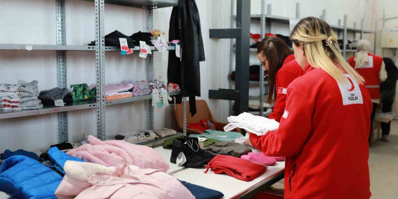 Kızılay’ın İyilik Ordusu Bayramlıklarla Yüzleri Güldürüyor