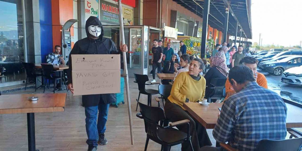 Yüzüne Maske Takıp, Eline Tırpan Aldı: Tem’de Sürücüleri Böyle Uyardı