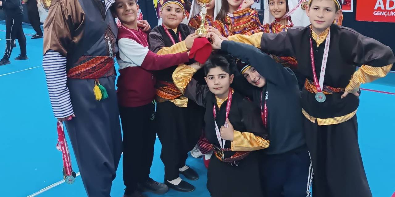 Halk Oyunları Şampiyonası Renkli Görüntülerle Şölen Havasında Sona Erdi