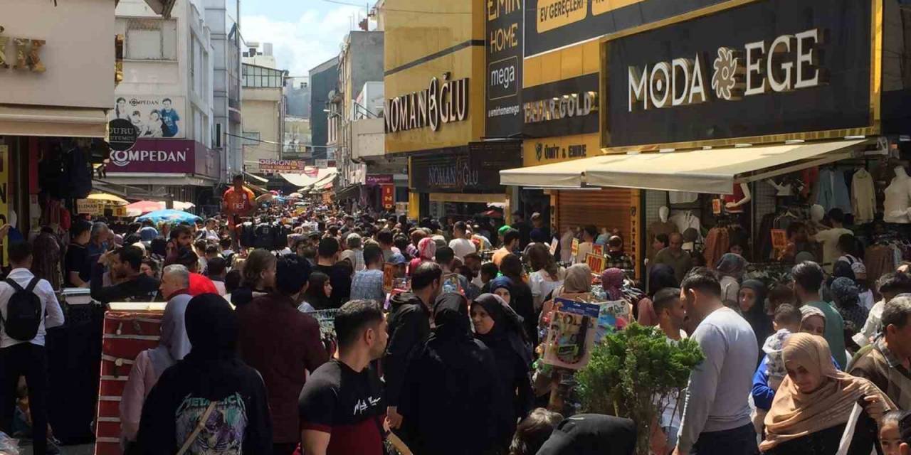 Adana’da Vatandaşlar Bayram Öncesi Alışverişe Akın Etti
