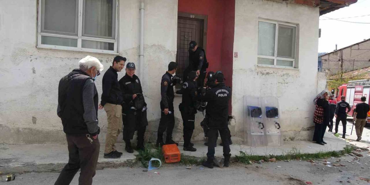 Şizofreni Hastası Adam Evde Ne Varsa Sokağa Atıp, Havalı Tabancayla Ateş Açtı