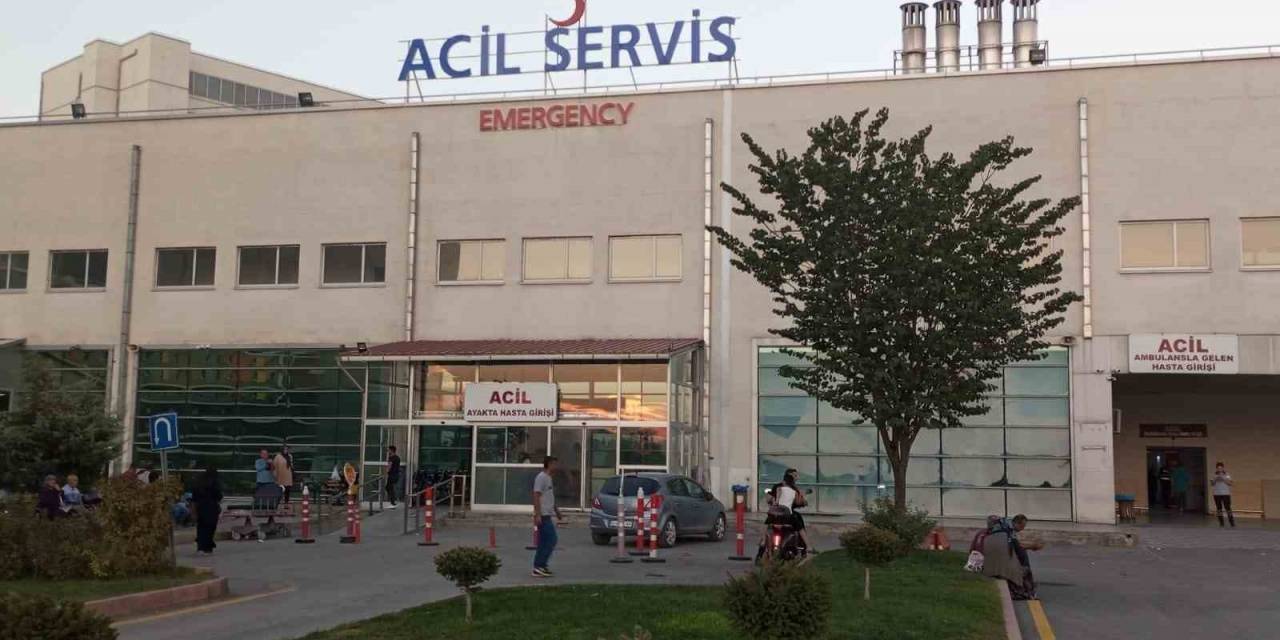 Tartıştığı 2 Kişinin Bıçaklı Saldırısına Uğrayan Şahıs Yaralandı