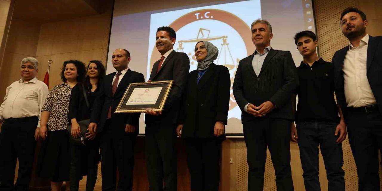 Kozan Belediye Başkanı Mazbatasını Alıp, Mezarlıkta Gözyaşlarına Boğuldu