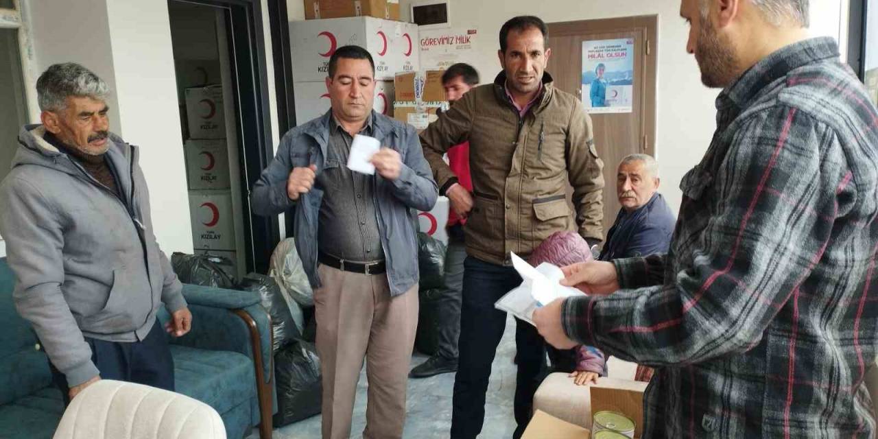 Kızılay’dan 420 Kişiye Giyim Ve Gıda Yardımı