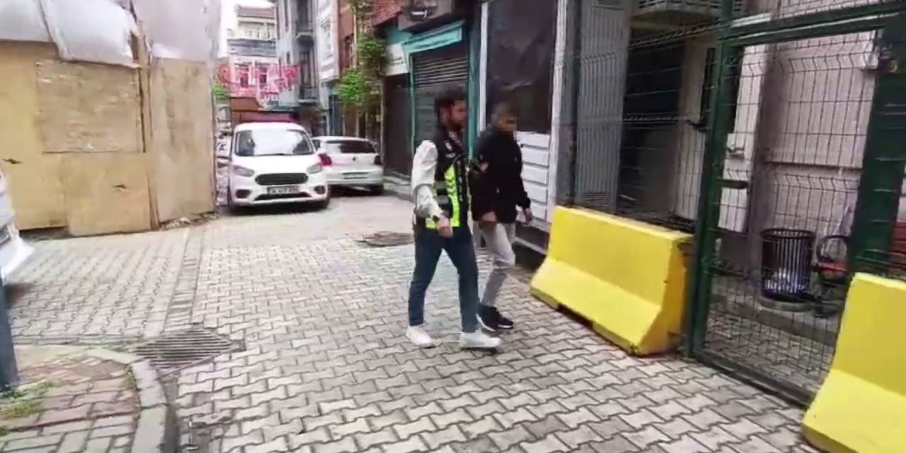 Fatih’te Değnekçi Otopark Ücretini Reddeden Sürücüye Saldırdı: O Anlar Kamerada