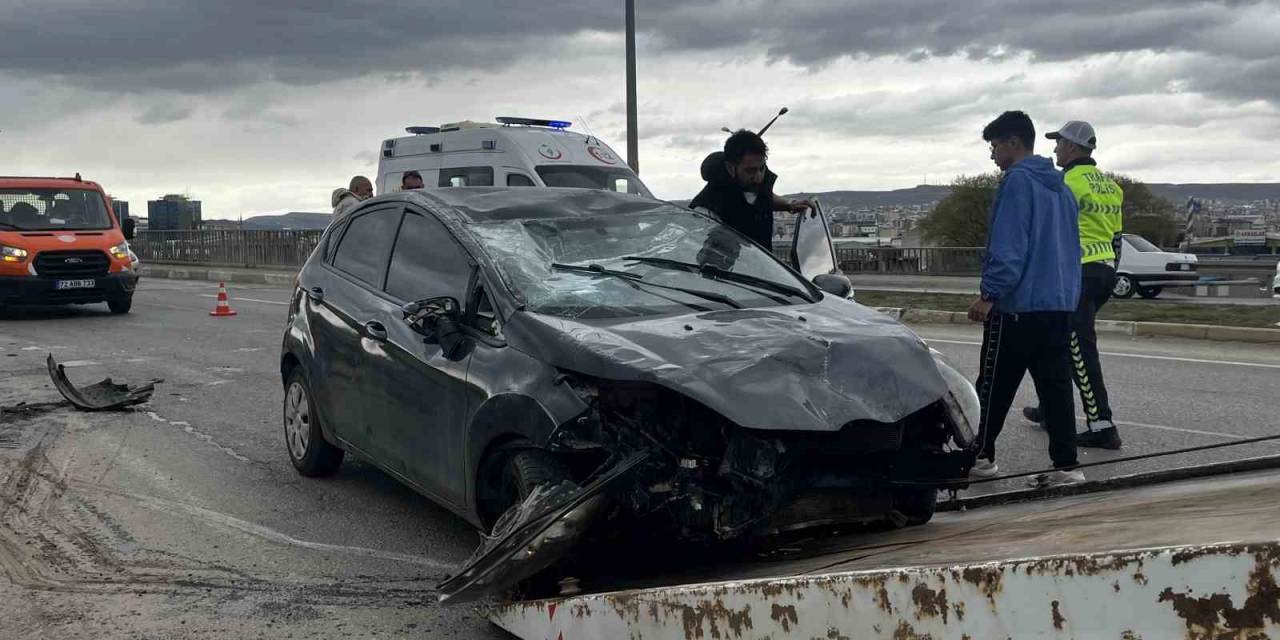 Sivas’ta Otomobiller Çarpıştı: 3 Yaralı