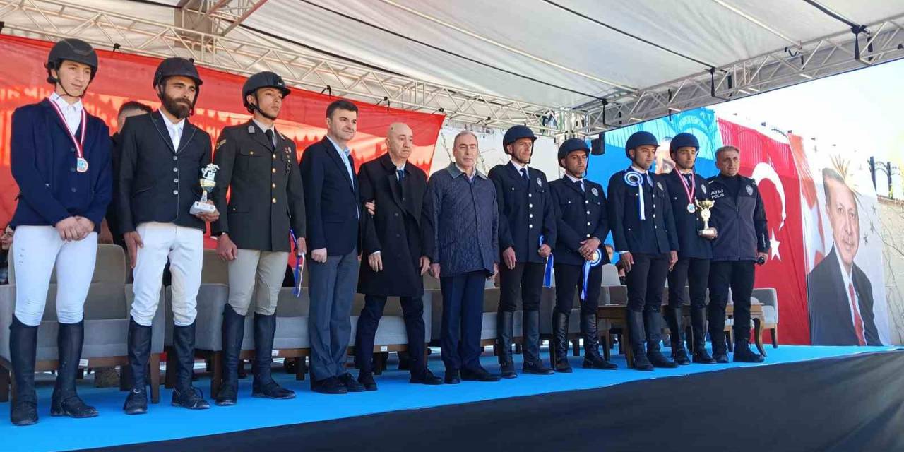’10 Nisan Polis Haftası Kupası Engel Atlama Binicilik Yarışmaları’ Gerçekleştirildi