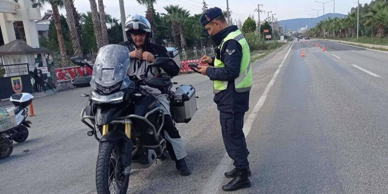 İzmir Jandarmasından Sıkı Bayram Trafiği Denetimi