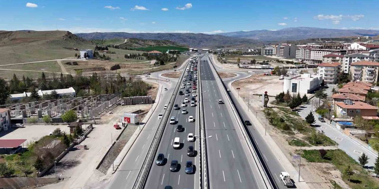 43 İlin Geçiş Güzergahında Trafik Yoğunluğu: Tatilciler Yollara Akın Etti