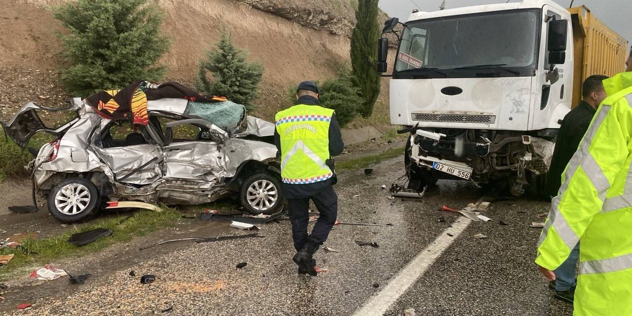 Kamyon İle Otomobil Çarpıştı: 2 Ölü