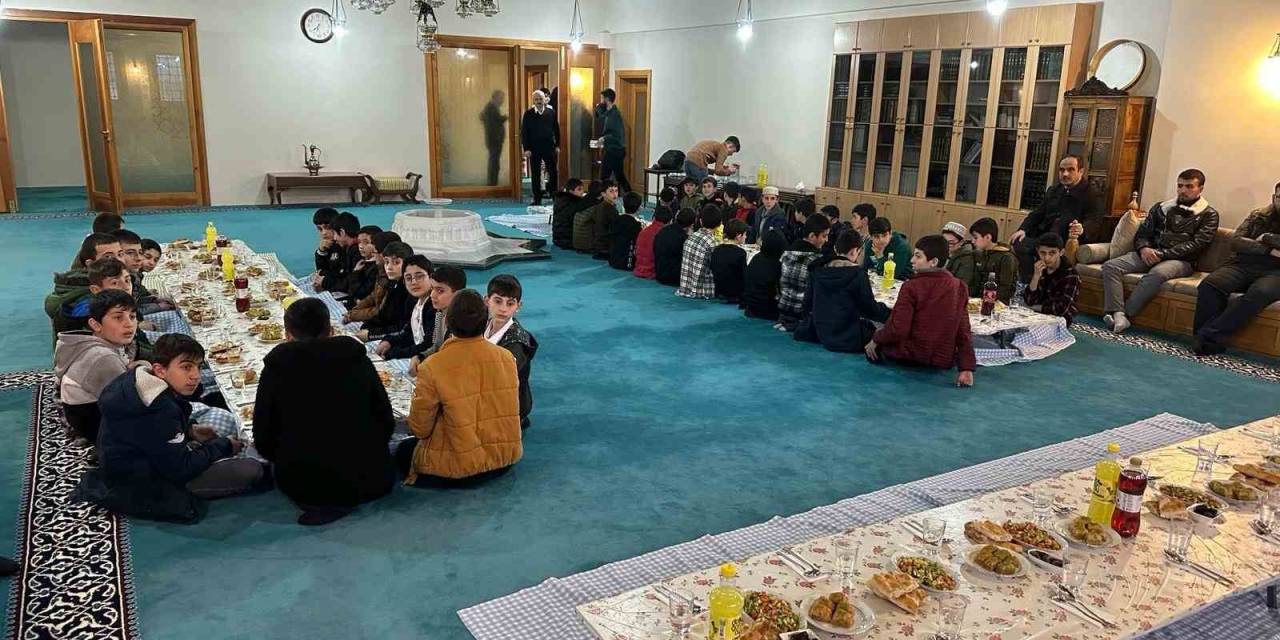 Alvarlı Efe Hazretleri Vakfı’ndan İftar Bereketi