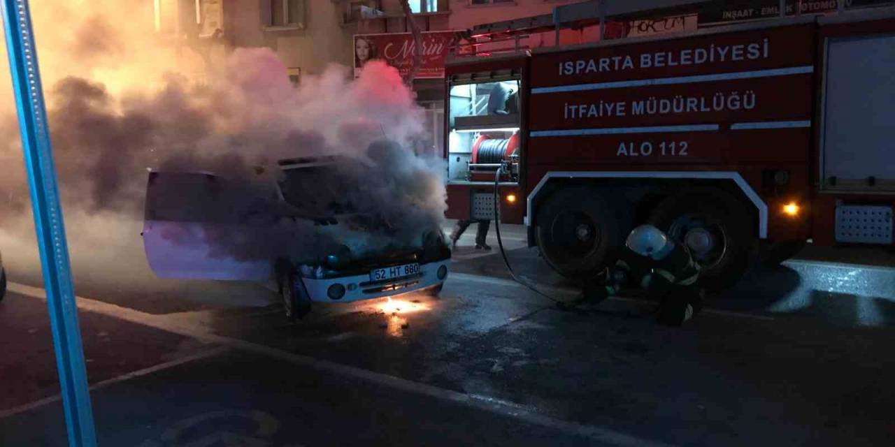 Isparta’da Park Halindeki Otomobil Yandı