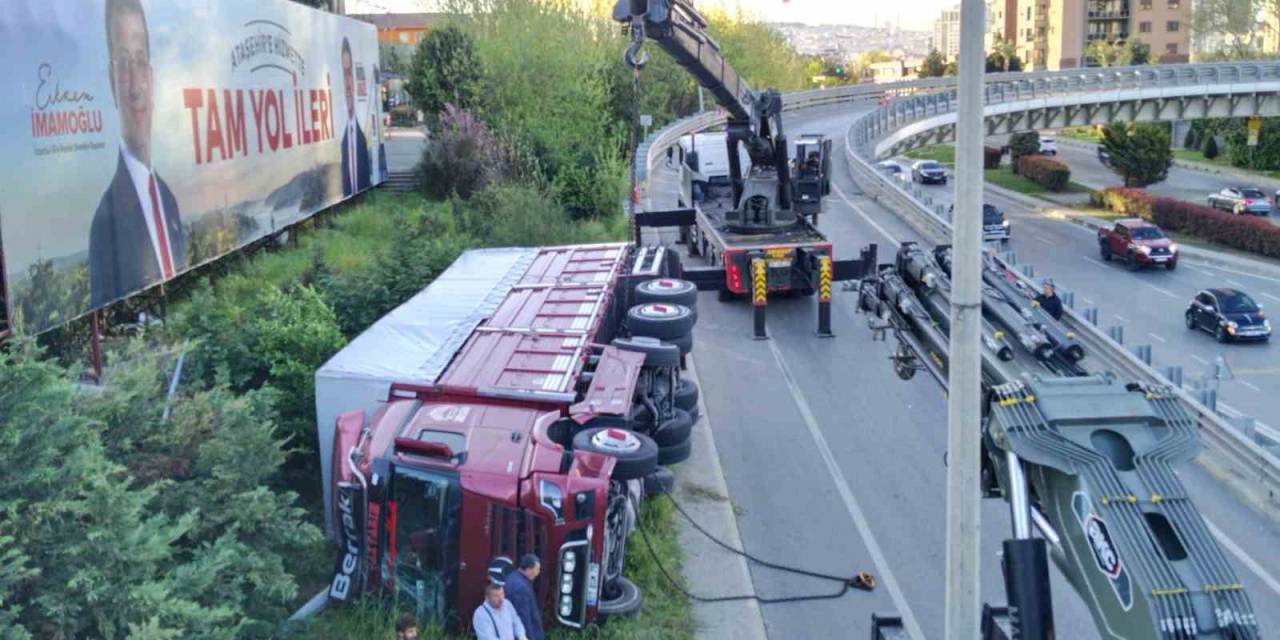 Ataşehir’de Sebze Yüklü Kamyon Virajı Alamayarak Yan Yattı