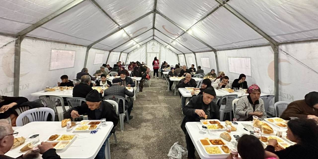 Türk Kızılay Manisa Şubesi, Ramazan Ayı Boyunca 10 Bin Kişiye İftar Verdi