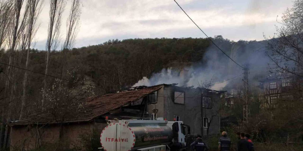 Alevlere Teslim Olan 2 Katlı Ev Kullanılmaz Hale Geldi