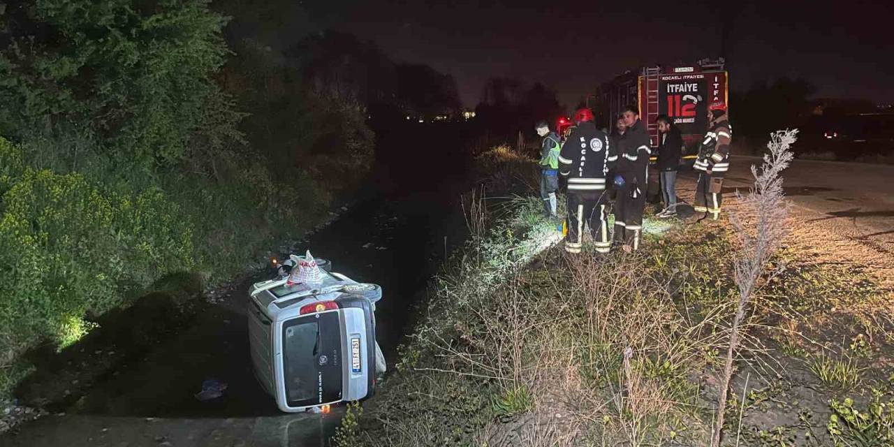 Kocaeli’de Hafif Ticari Araç Su Kanalına Uçtu: 1 Yaralı