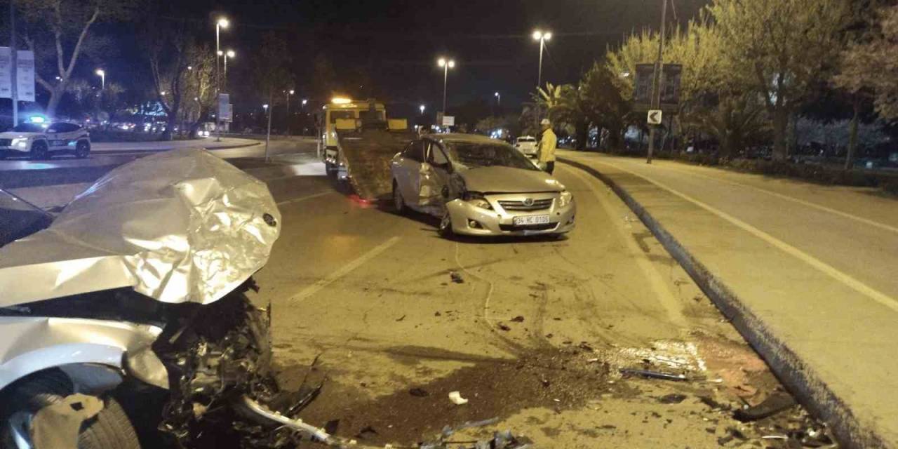 Maltepe’de Karşı Yönlerden Gelen 2 Otomobil Çarpıştı